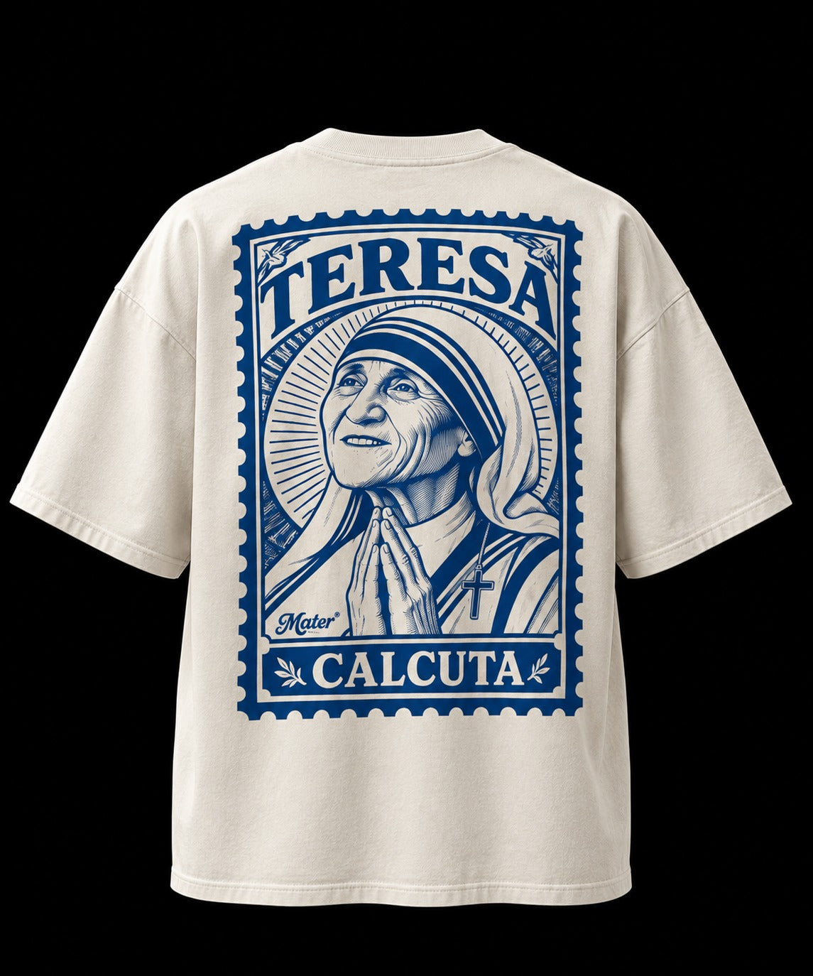 Camiseta Teresa de Calcutá off-white oversized — costas com Madre Teresa em selo azul