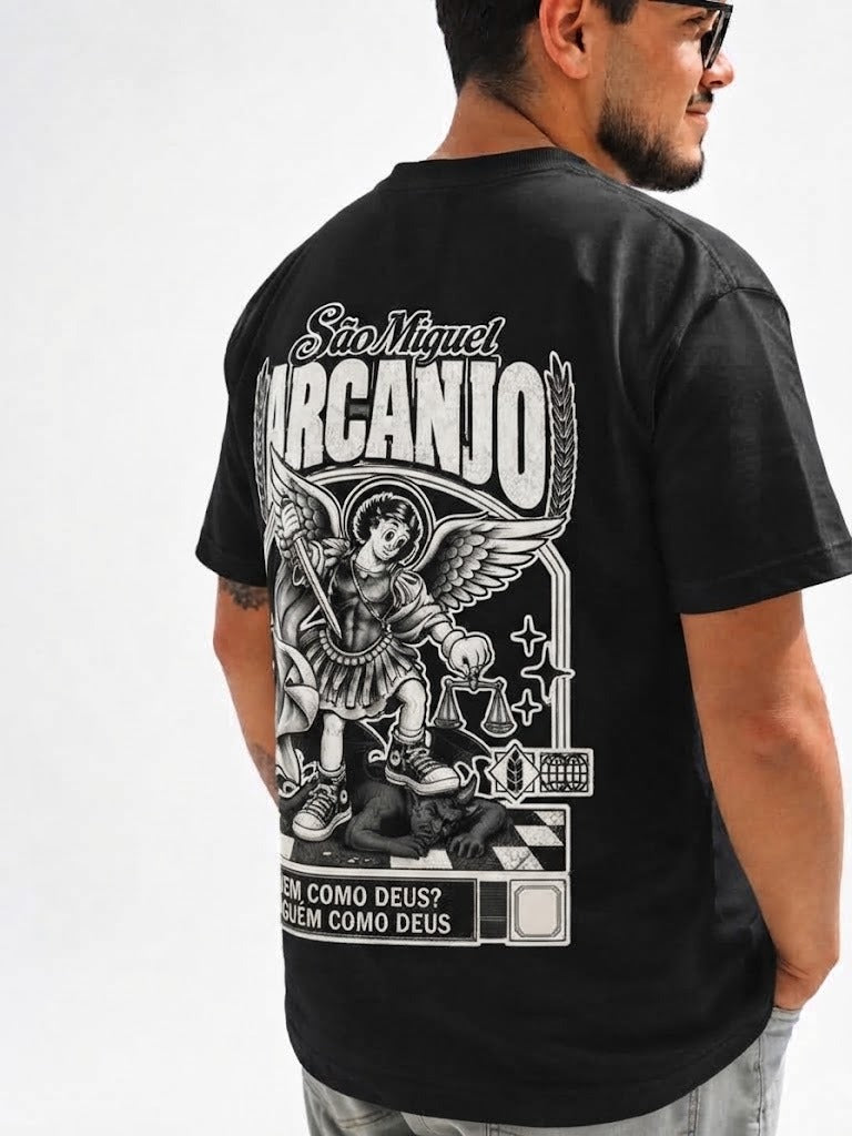 Modelo vestindo a camisa São Miguel Arcanjo preta — costas