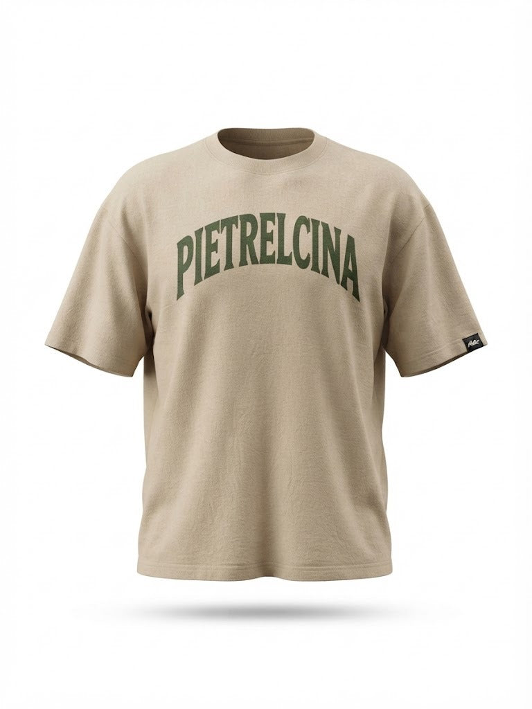 Camiseta Pietrelcina bege oversized — frente com a palavra Pietrelcina em verde