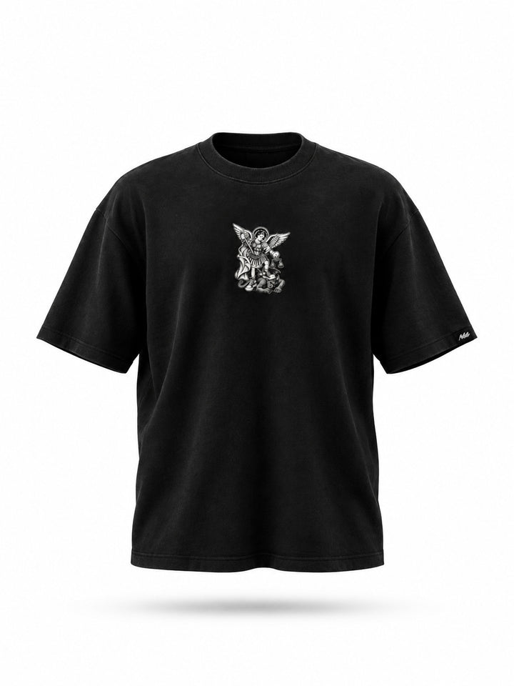 Camisa São Miguel Arcanjo preta oversized — frente com pequena estampa do arcanjo
