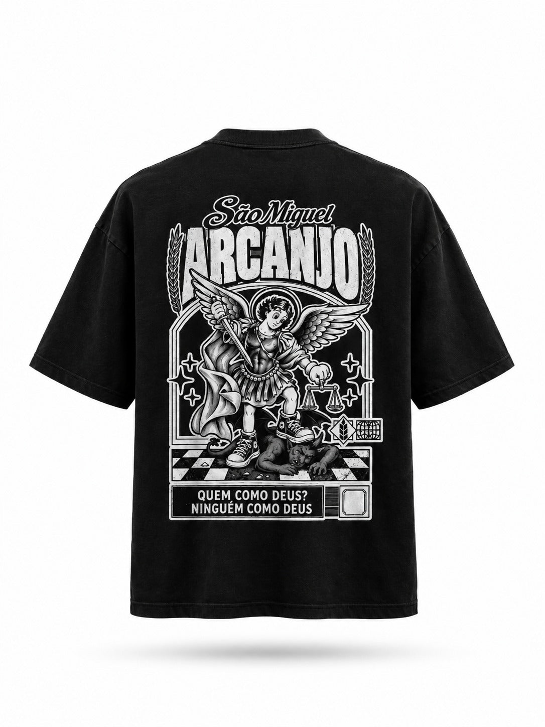 Camisa São Miguel Arcanjo preta oversized — costas com a estampa "Quem como Deus? Ninguém como Deus"