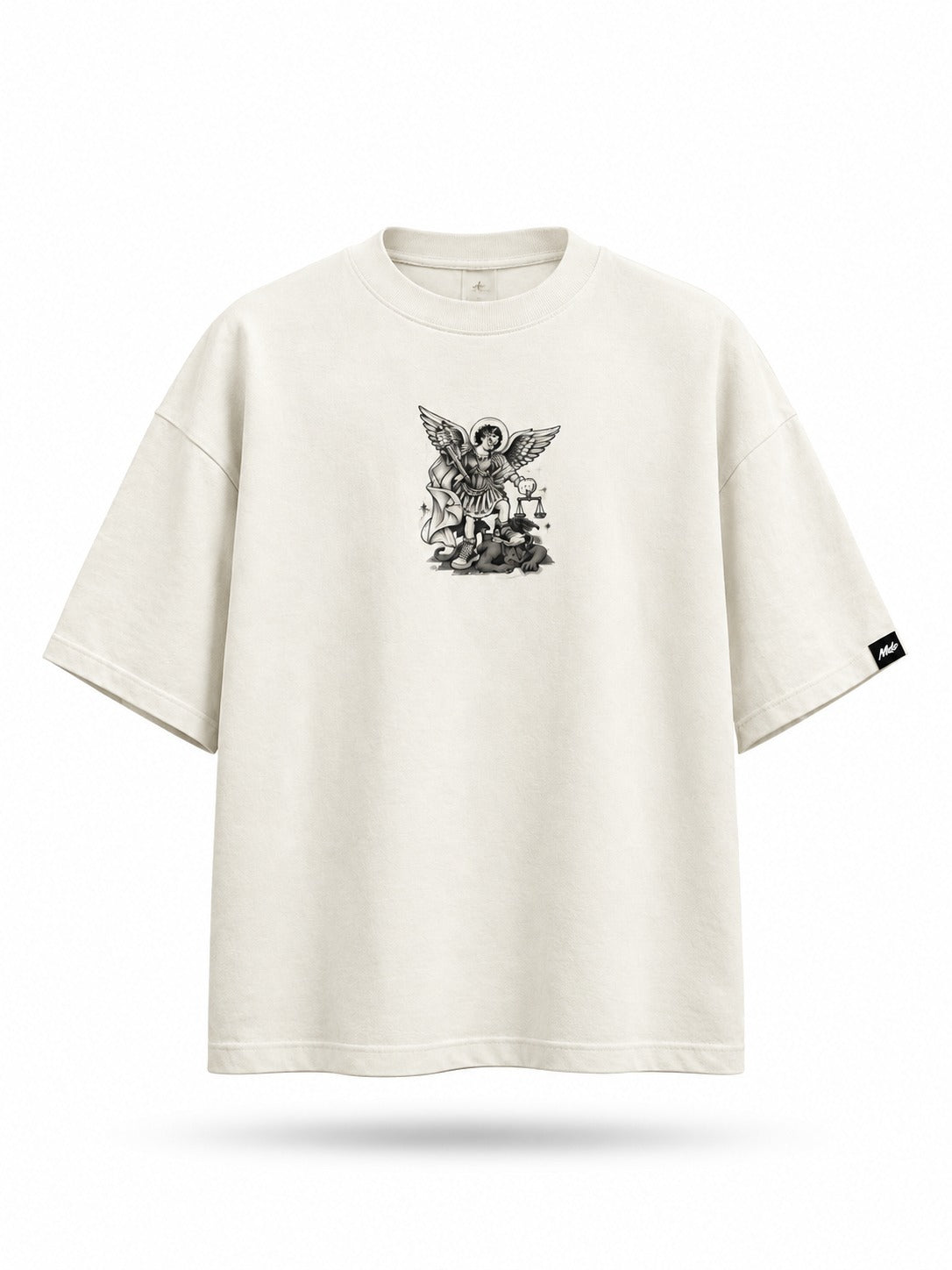 Camisa São Miguel Arcanjo off-white oversized — frente com pequena estampa do arcanjo