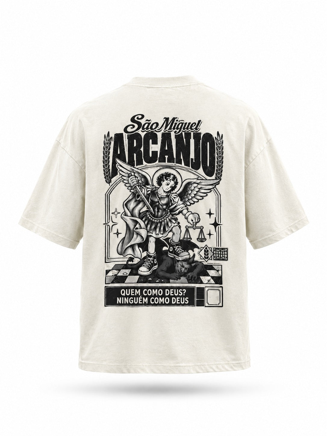 Camisa São Miguel Arcanjo off-white oversized — costas com a estampa do arcanjo