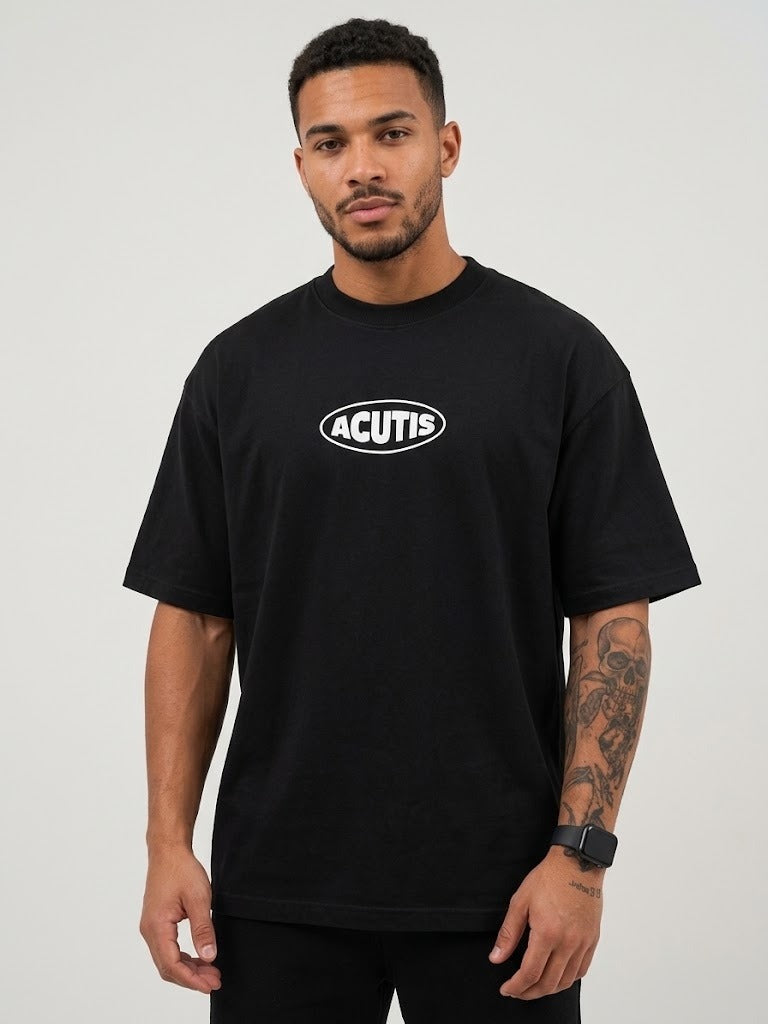 Modelo vestindo a camiseta Acutis preta oversized — frente