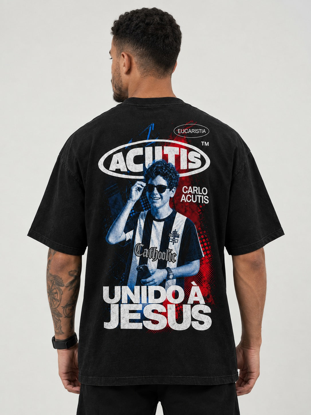 Modelo vestindo a camiseta Acutis preta — costas com estampa de Carlo Acutis