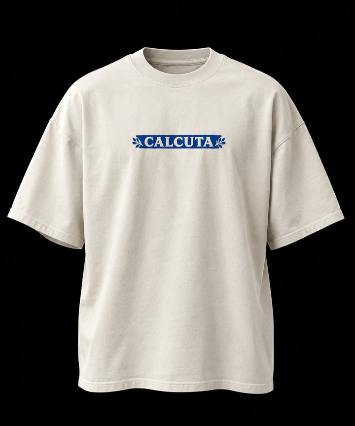 Camiseta Teresa de Calcutá off-white oversized — frente com a palavra Calcutá em azul